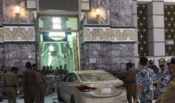 Heboh! Mobil Terobos Pembatas dan Tabrak Gerbang Masjidilharam, Begini Kondisi Pelaku - JPNN.com