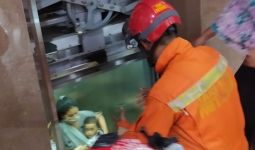 Detik-Detik Seorang Wanita dan 2 Anak Perempuan Terjebak di Dalam Lift Gedung Kimia Farma - JPNN.com