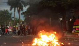 4 Pembakar Motor Polisi saat Demo Tolak UU Cipta Kerja Akhirnya Tertangkap, Nih Daftar Namanya - JPNN.com