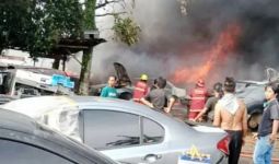 Ditinggal Pergi Pemilik, Bengkel Dilalap Api, Puluhan Mobil Hangus - JPNN.com