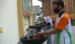 Cegah Penyebaran Covid-19, Siswa SMKN Bansari Bikin Puluhan Alat Cuci Tangan Otomatis - JPNN.com