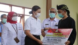 Kemensos Serahkan Bantuan Keserasian Sosial dan Kearifan Lokal di Kabupaten Kuningan - JPNN.com