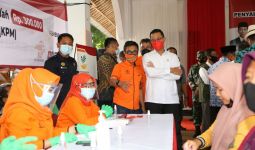 Mensos Hingga Dirut Pos Indonesia Tinjau Penyaluran BST Tahap 8 di Subang - JPNN.com