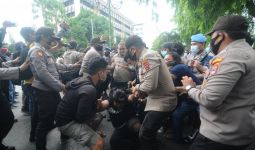 Orang Ini Bersiap Menyerang Polisi di Tengah Demo Mahasiswa, Siapa Dia? - JPNN.com