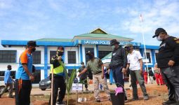 Pjs Gubernur Bahtiar Jalan Sehat, Tanam Pohon, Blusukan Bagi-bagi Masker - JPNN.com