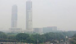 Kabut Tebal Selimuti Langit Pagi Ini, Kualitas Udara Jakarta Terburuk Kelima di Dunia - JPNN.com
