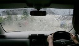 Tiga Langkah Berkendara Aman dan Nyaman Saat Hujan - JPNN.com