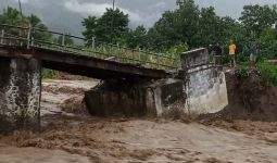 Dua Desa di Paiker Diterjang Banjir, Jembatan Putus, Sawah Rusak, Warga Diminta Waspada - JPNN.com