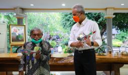 Hari Pahlawan, Pak Ganjar Baru Saja Menyelamatkan Hidup Veteran yang Berjualan Mainan Anak - JPNN.com