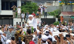 Disambut Massa FPI di Petamburan, Habib Rizieq Tersenyum Lebar - JPNN.com