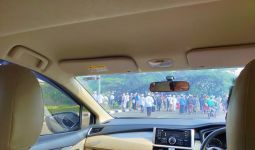 Masyaallah, Massa Penjemput Habib Rizieq Rela Jalan Kaki Menuju Bandara - JPNN.com