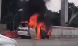 Mobil Alphard Ludes Terbakar di Tol Jagorawi - JPNN.com