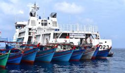 Gegara Cuaca Buruk, Puluhan Perahu Nelayan Kepung KN Pulau Dana - JPNN.com