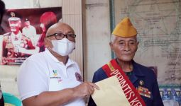 Kemensos Bersilaturahmi dan Berikan Tunjangan Kehormatan kepada Perintis Kemerdekaan - JPNN.com