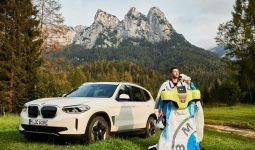 BMW Wujudkan Manusia Terbang Melalui Jubah Elektrik - JPNN.com