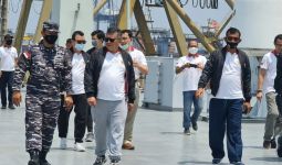 Ada Tugas Kelompok dari Unhan, Hasto Kristiyanto Cs Langsung Naik Kapal Perang - JPNN.com