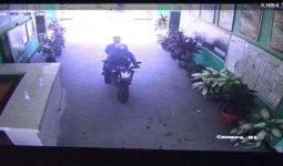 Sebelum Menggondol Dana BOS Rp 50 Juta, 2 Bandit Spesialis Pecah Kaca Mobil Terekam CCTV, Nih Lihat - JPNN.com