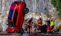 10 Mobil Volvo Dijatuhkan dari Ketinggian 30 Meter - JPNN.com