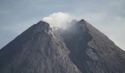 Tebing Lava Tahun 1954 di Dinding Kawah Gunung Merapi Mengalami Guguran - JPNN.com