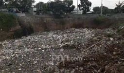 Lautan Sampah Menumpuk di Kali Jambe Bekasi, Lihat nih Fotonya - JPNN.com