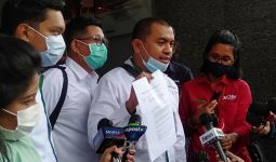Munarman Digiring Tanpa Menggunakan Masker, Aziz Yanuar: Tidak Sesuai Prokes - JPNN.com