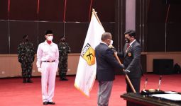 Lihat Nih, Letjen Marciano Norman Serahkan Bendera Kepada Panglima TNI - JPNN.com