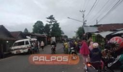 Ambulans Bawa Jenazah Bayi, Tiba-Tiba Oleng, Brak.., Warga Geger - JPNN.com