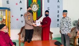 Guru Mengaji Korban Begal Bercelurit Dapat Hadiah Sepeda Motor dari Polres Bekasi - JPNN.com