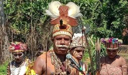 Kepala Suku di Papua Gelar Upacara Bakar Batu, Panglima TNI Turut Membantu 59 Ekor Babi - JPNN.com
