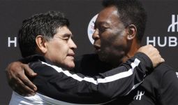 Sungguh Menyedihkan Ucapan Dukacita Pele Ditinggal Maradona - JPNN.com