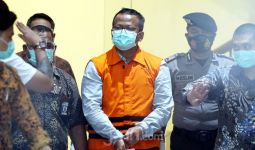 Lihat, Menteri Edhy Sudah Pakai Rompi Tahanan KPK dan Diborgol - JPNN.com