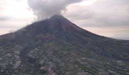 Terpantau Banyak Longsoran Baru di Puncak Gunung Merapi - JPNN.com