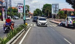Viral, Ambulans Pembawa Pasien Covid-19 Lawan Arus di Jalan, Tabrak Polisi - JPNN.com
