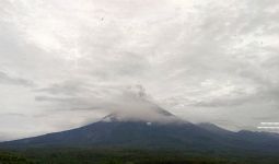 Hari Ini Gunung Semeru Masih Luncurkan Guguran Lava Pijar, Tujuh Kali Alami Letusan - JPNN.com