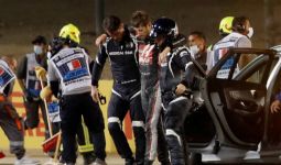 Mobil Terbelah Dua, Api Berkobar, Ajaib Romain Grosjean Selamat - JPNN.com