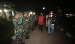 Doni Monardo Tiba di Kupang, Pesawatnya Dipenuhi Bantuan untuk Pengungsi - JPNN.com