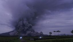 Semeru Erupsi, Sukarelawan Aremania Bantu Evakuasi Warga - JPNN.com