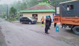 Waspada, Luncuran Awan Panas Guguran Gunung Semeru Berjarak 2.000 Meter - JPNN.com