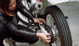 Jangan Asal, Mengencangkan Rantai Motor Ternyata Ada Aturannya - JPNN.com