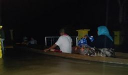 Banjir Makin Parah, Listrik Padam, Warga Terpaksa Mengungsi - JPNN.com