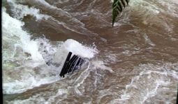 Penampakan Alat Berat yang Terseret Longsor Ratusan Meter ke Dasar Sungai - JPNN.com