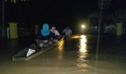Banjir Melanda Kawasan Lhoksukon, Jalan Lintas Medan-Banda Aceh Lumpuh - JPNN.com