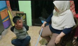 Bermodal Sapu, Emak-emak Bikin Maling Motor tak Berkutik, Rasain! - JPNN.com