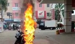 Duarr!! Honda Vario Tiba-Tiba Terbakar, Pengunjung SPBU Panik - JPNN.com