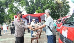 Korlantas Serahkan 9.500 Sembako ke Opang dan Sopir Angkot di Bintaro - JPNN.com