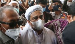 Kenakan Rompi Tahanan, Habib Rizieq Langsung Jalani Penahanan - JPNN.com