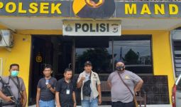 Warga Mengintai Gerak-gerik Tiga Wartawan, Tertangkap Basah - JPNN.com