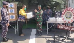 Laksma TNI Rahmat Eko Rahardjo Serahkan APD Kepada Danlanal Kotabaru - JPNN.com