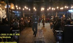 Pengunjung Kafe Berjubel, Satpol PP Datang, Hemm.. - JPNN.com