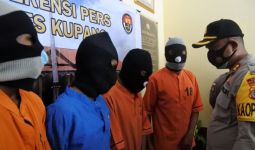 Ya Ampun, Para Demonstran Membuang Masker Pemberian Polisi - JPNN.com